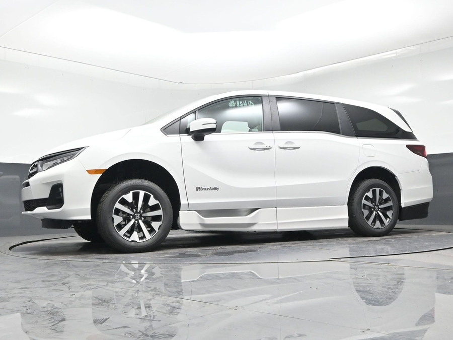 White Honda Odyssey image number 16