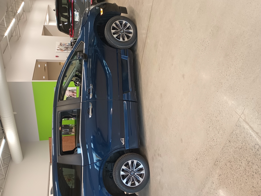 Blue Honda Odyssey image number 4