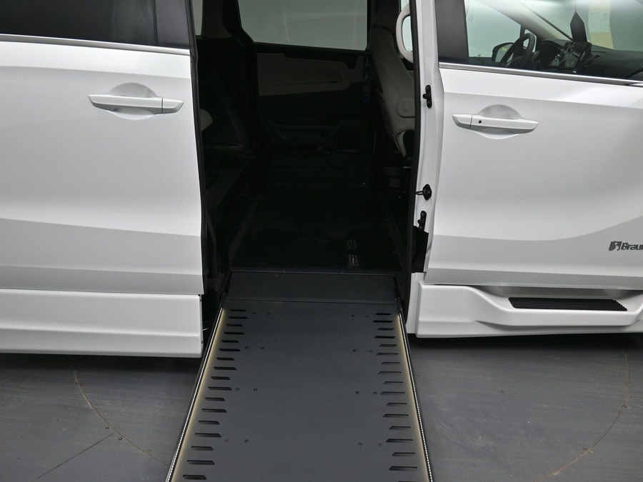 White Honda Odyssey image number 11