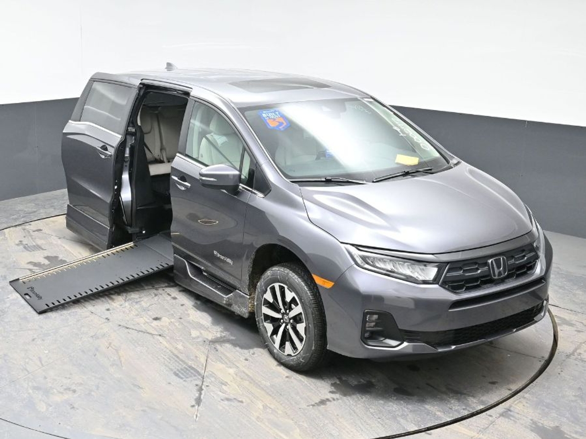 Grey Honda Odyssey image number 21