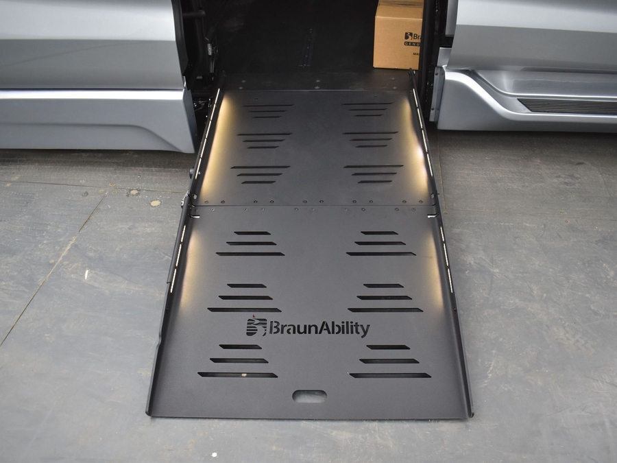 New 2025 Toyota Sienna Hybrid XLE Base - BraunAbility Side Entry Entry Fold Out Automatic Ramp