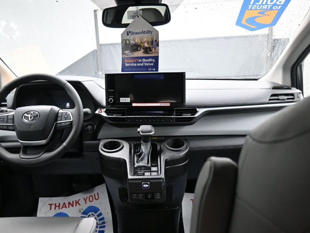 2025 TOYOTA SIENNA - Image 12