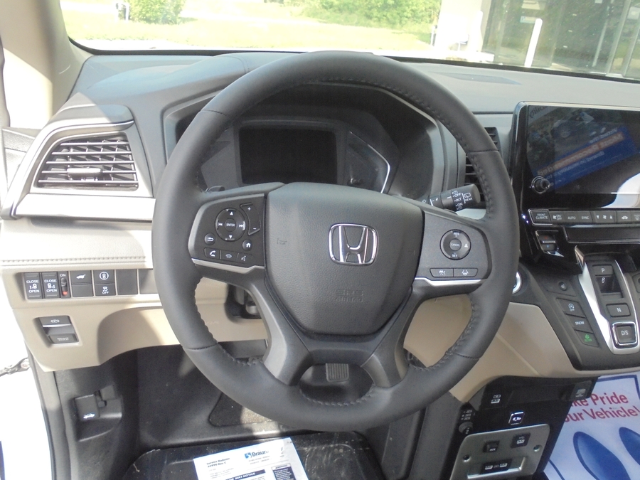 White Honda Odyssey image number 24