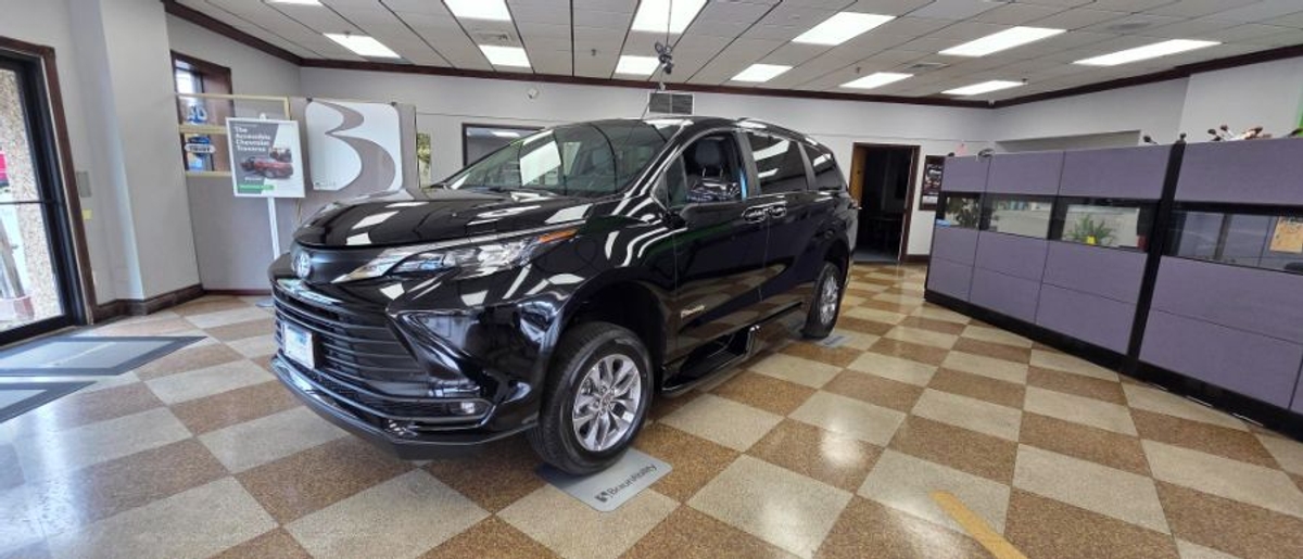 2025 TOYOTA SIENNA - Image 2