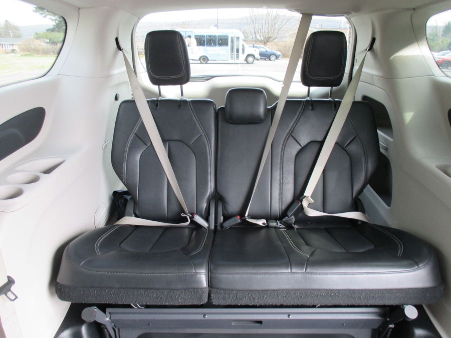 Black Chrysler Pacifica image number 12