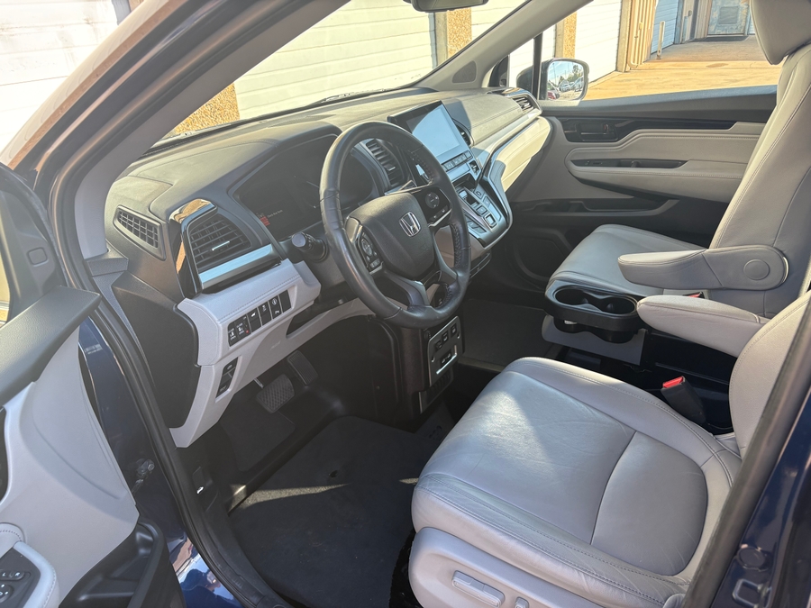 Blue Honda Odyssey image number 6