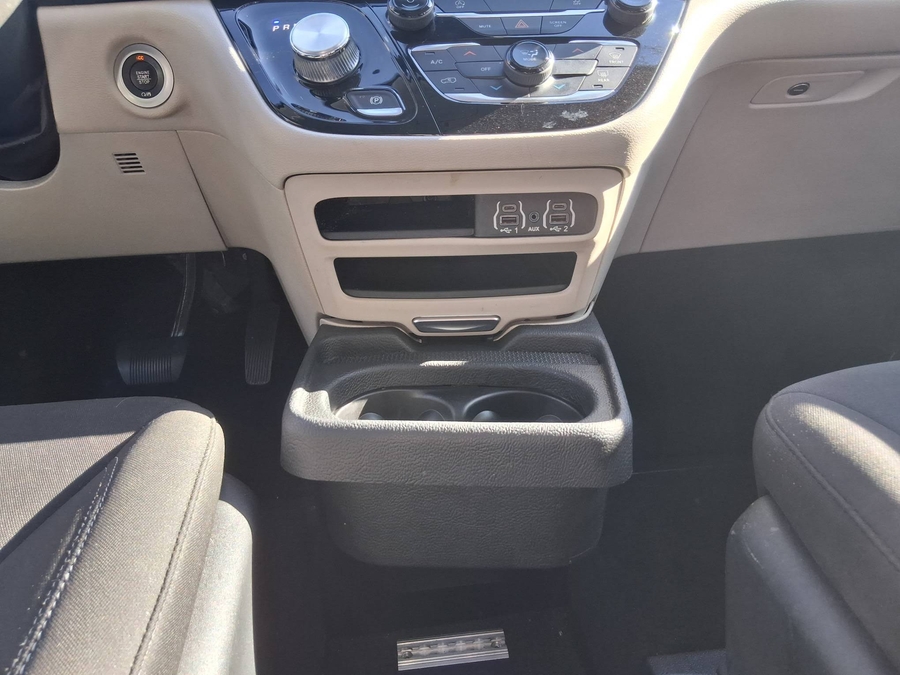  Chrysler Voyager image number 14