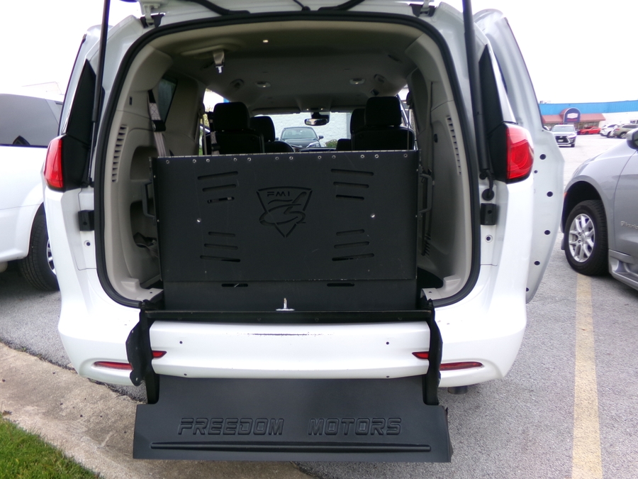 White Chrysler Voyager image number 21