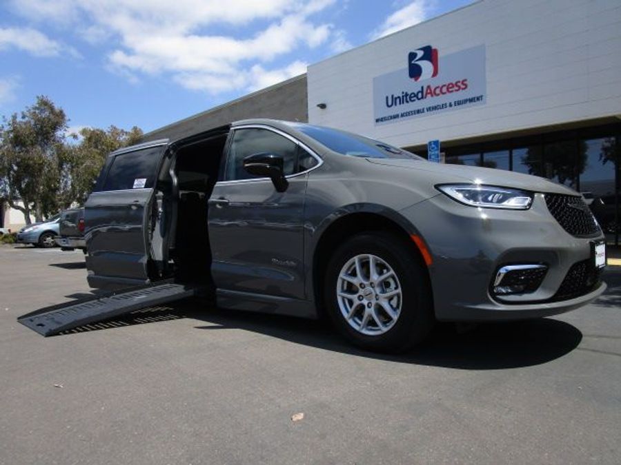 New 2025 Chrysler Pacifica Select Safety - BraunAbility Side Entry Entry Fold Out Automatic Ramp