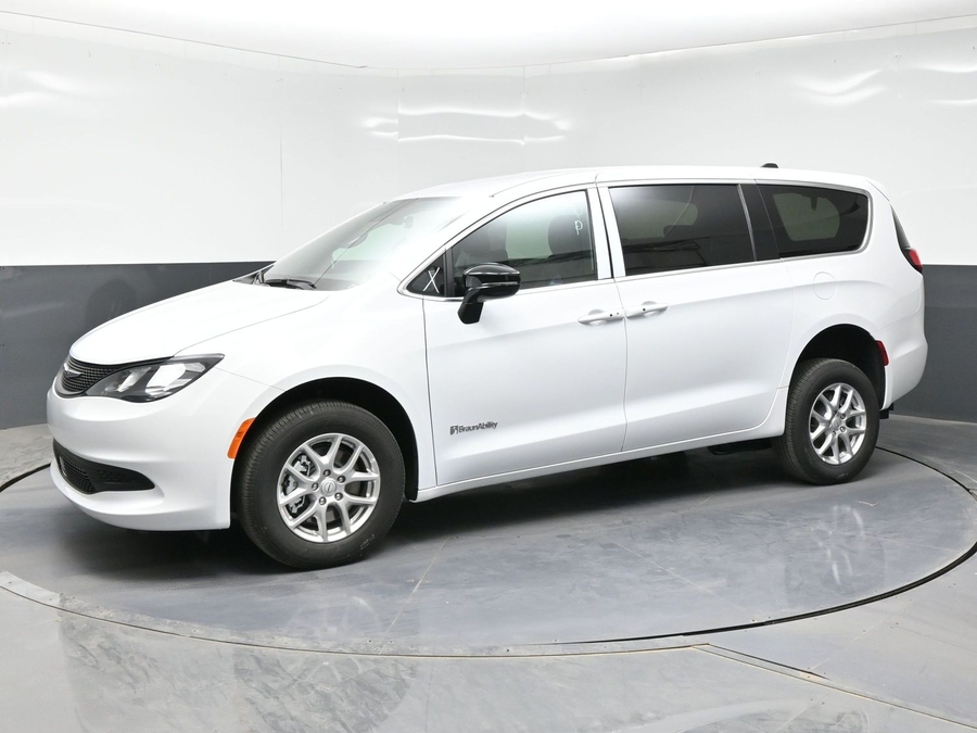 White Chrysler Voyager image number 2