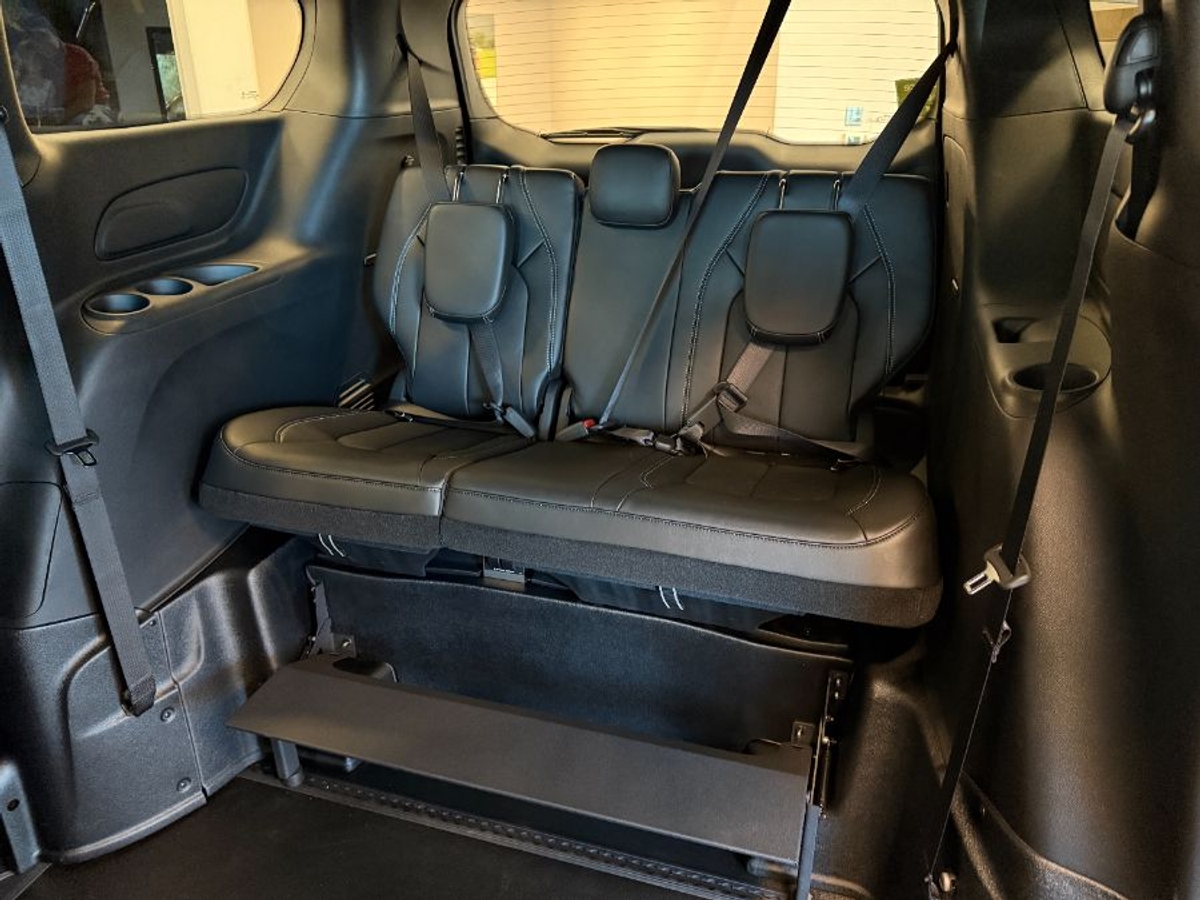 Black Chrysler Pacifica image number 11