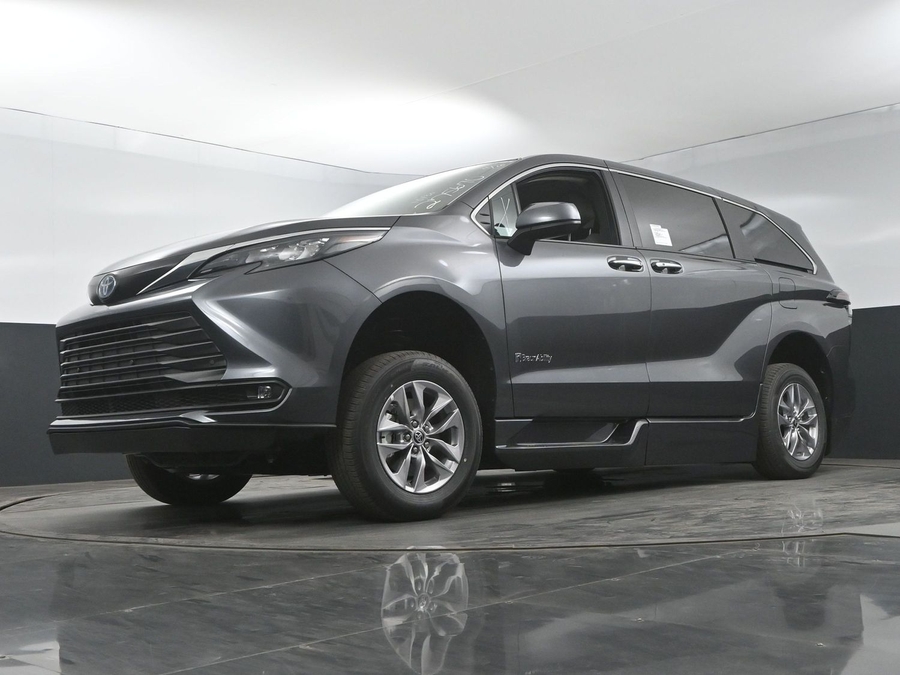 New 2025 Toyota Sienna Hybrid XLE Base - BraunAbility Side Entry Entry In Floor Automatic Ramp