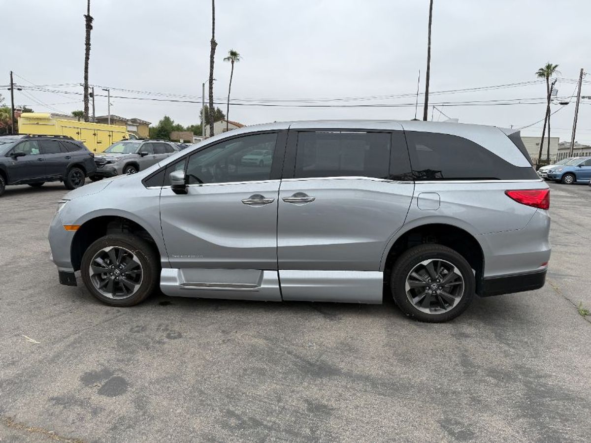 Silver Honda Odyssey image number 10