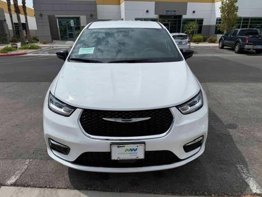 White Chrysler Pacifica image number 3