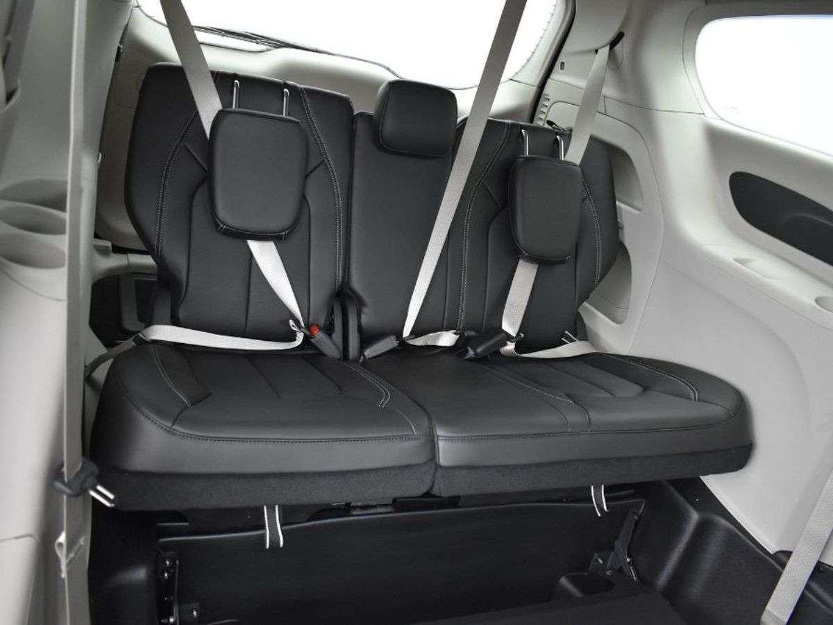 Black Chrysler Pacifica image number 3