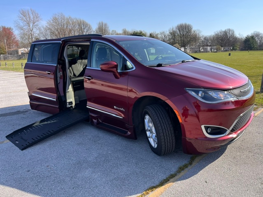 Used 2017 Chrysler Pacifica Touring L - BraunAbility Side Entry Entry Fold Out Automatic Ramp
