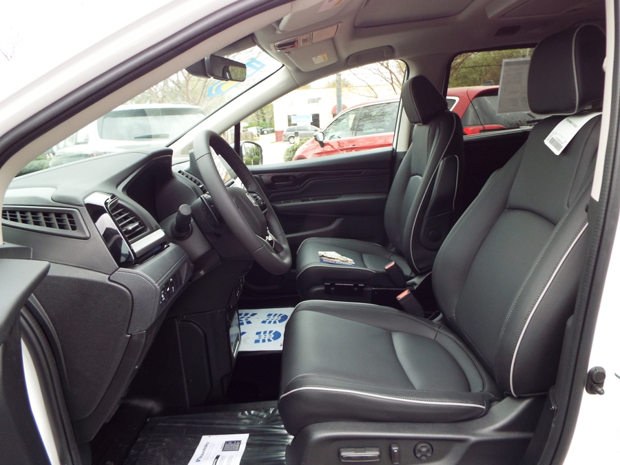 White Honda Odyssey image number 16