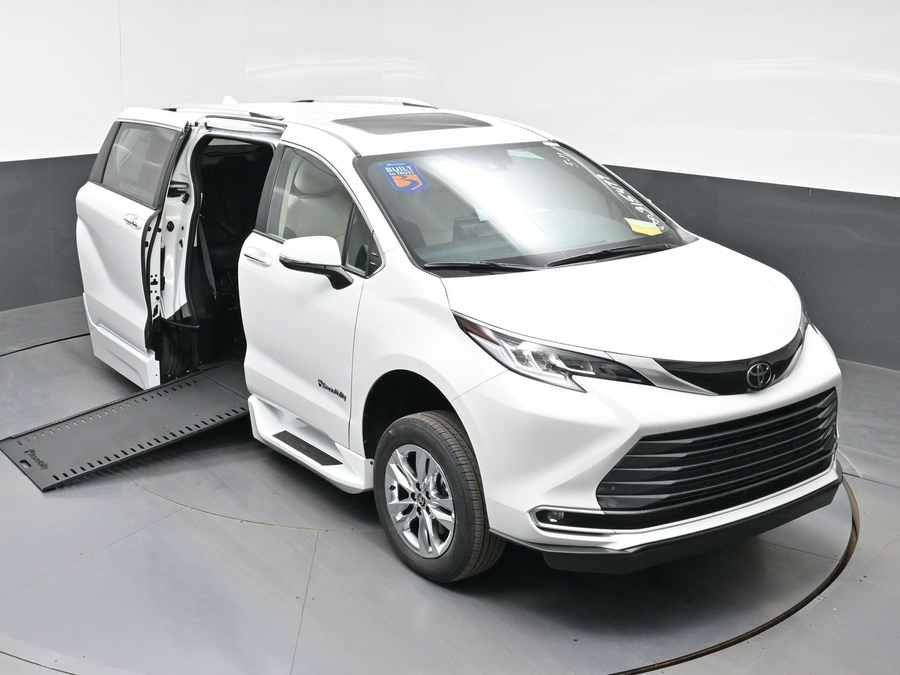 New 2026 Toyota Sienna Hybrid Limited - BraunAbility Side Entry In Floor Automatic Ramp