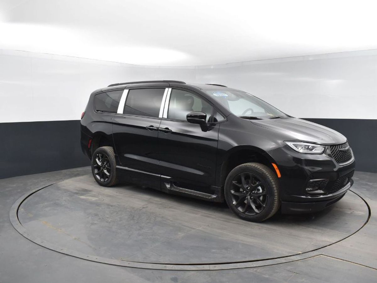 Black Chrysler Pacifica image number 8