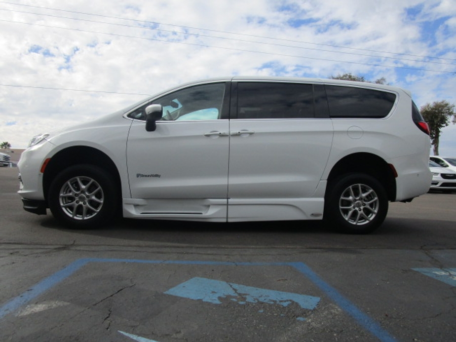 Used 2023 Chrysler Pacifica Touring L Safety - BraunAbility Side Entry Entry In Floor Automatic Ramp