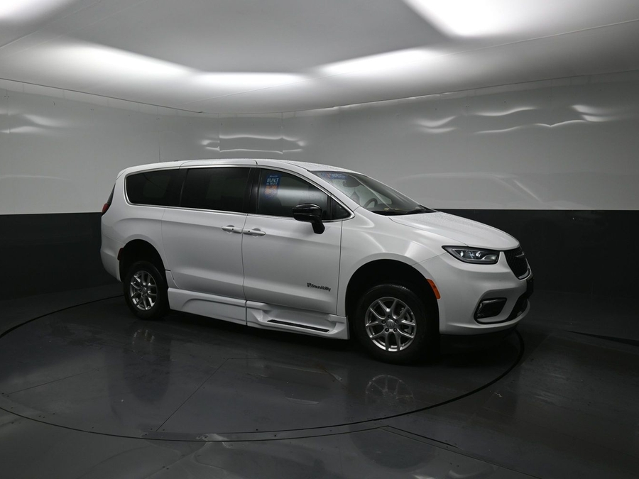 Used 2025 Chrysler Pacifica Select Safety - BraunAbility Side Entry In Floor Automatic Ramp