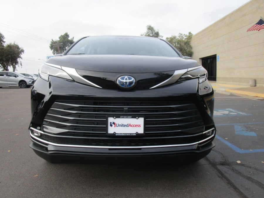New 2025 Toyota Sienna Hybrid Platinum - BraunAbility Side Entry Entry In Floor Automatic Ramp