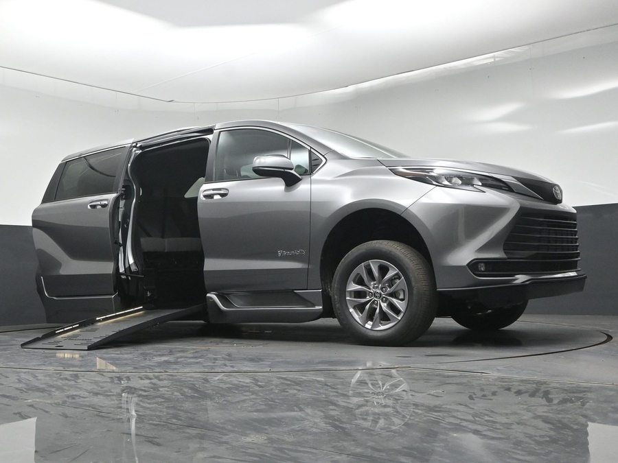 New 2026 Toyota Sienna Hybrid XLE Base - BraunAbility Side Entry Fold Out Automatic Ramp