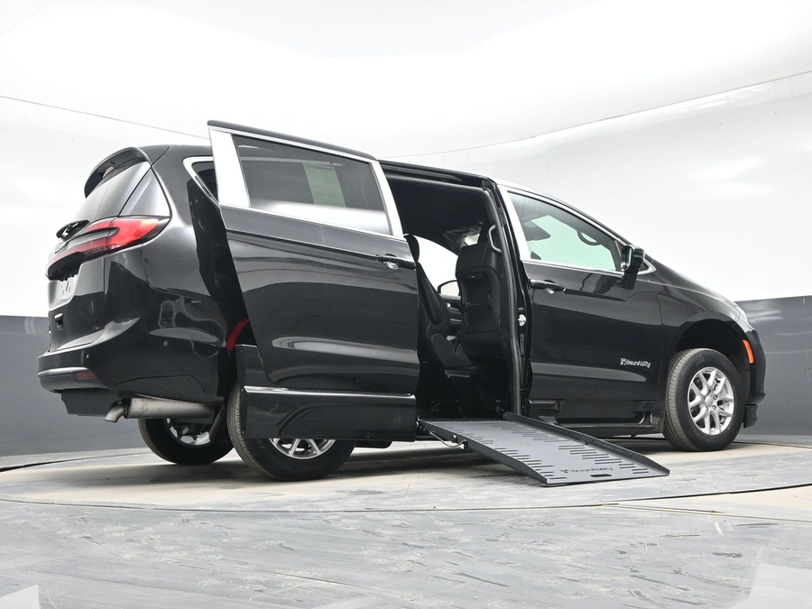 Black Chrysler Pacifica image number 21