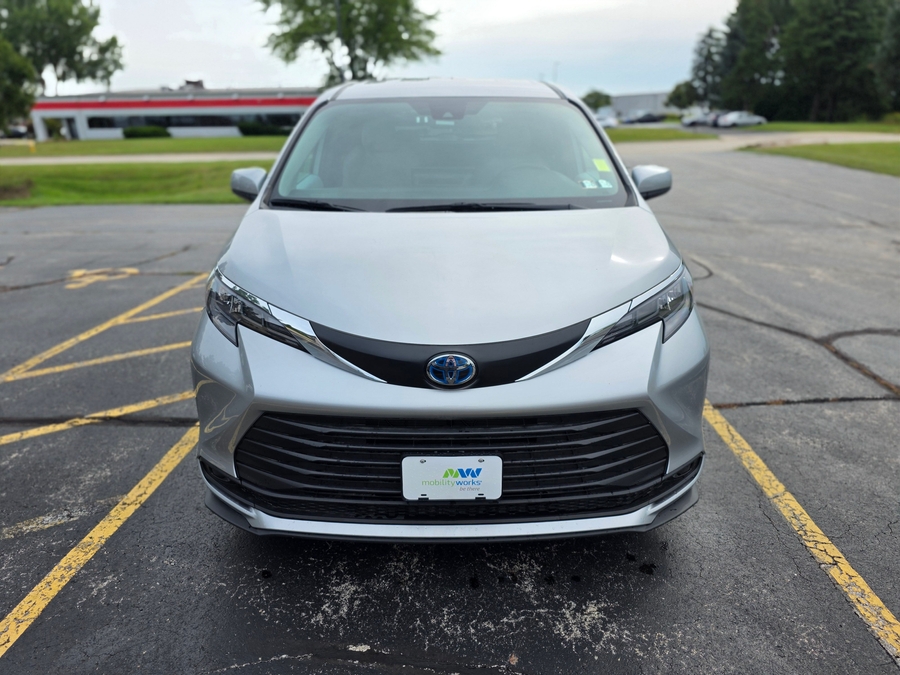 Celestial Silver Toyota Sienna image number 1