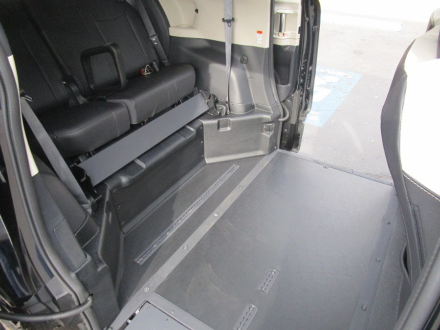 New 2025 Toyota Sienna Hybrid Platinum - BraunAbility Side Entry Entry In Floor Automatic Ramp