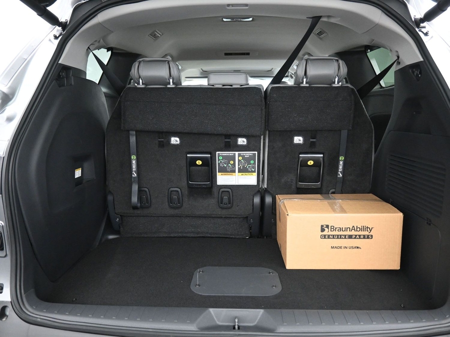 Grey Toyota Sienna image number 11