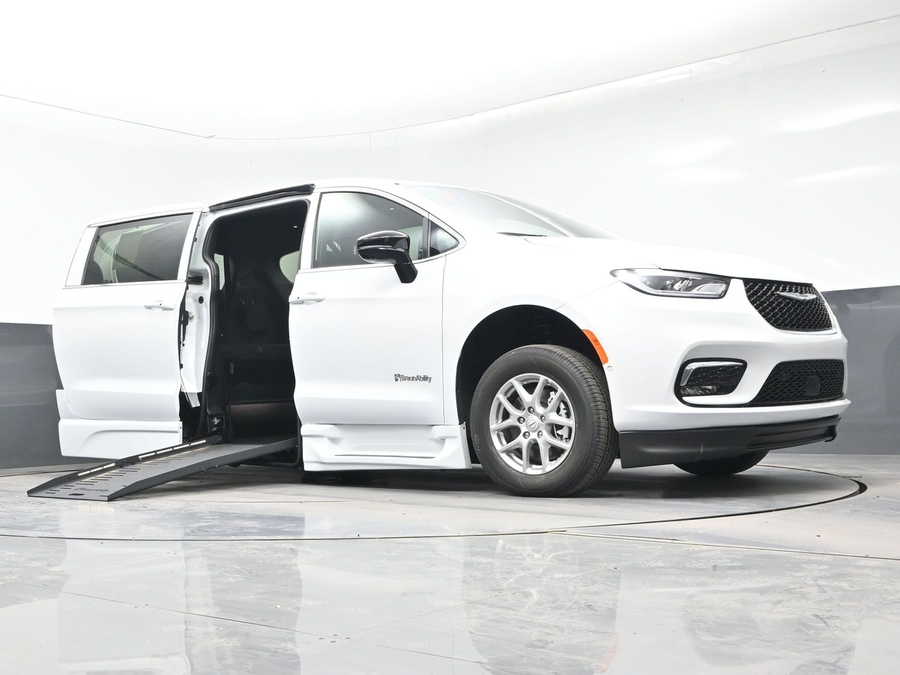 New 2026 Chrysler Pacifica Select Safety - BraunAbility Side Entry Entry Fold Out Automatic Ramp