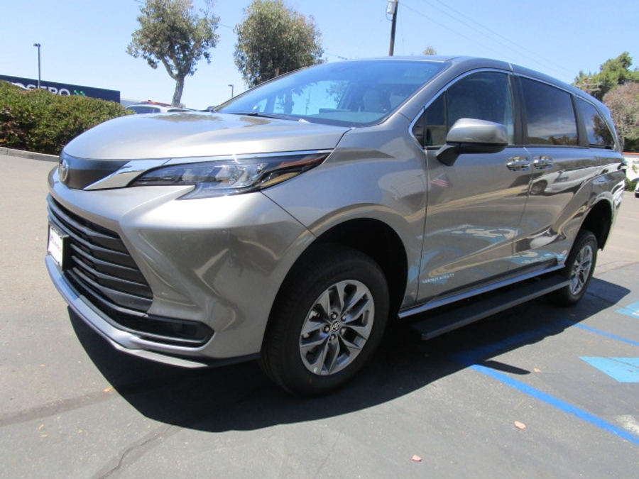New 2026 Toyota Sienna Hybrid LE - Vantage Mobility Commercial Rear Entry Entry Fold Out Manual Ramp