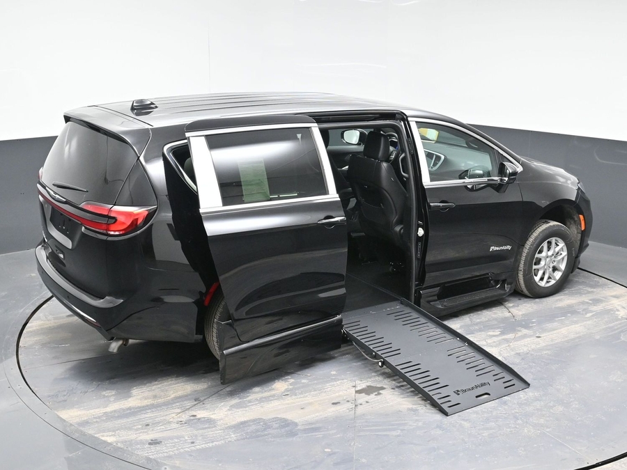 Black Chrysler Pacifica image number 25