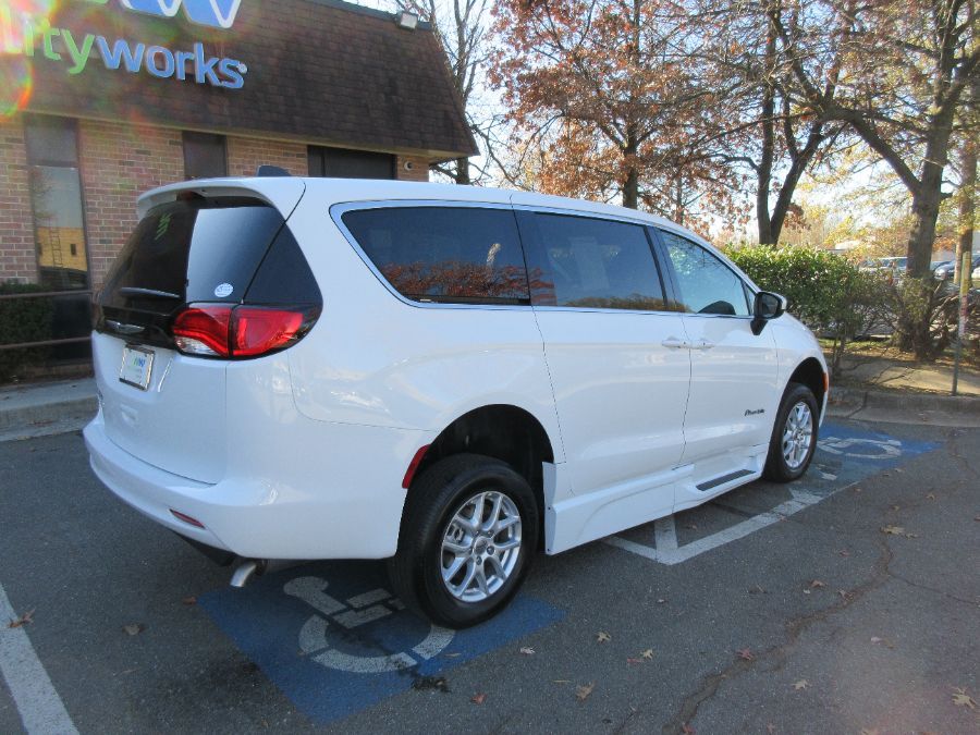White Chrysler Voyager image number 6