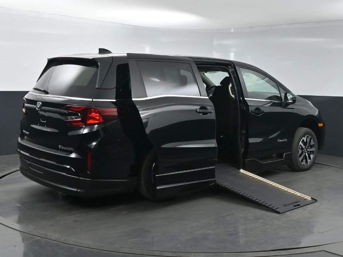 Black Honda Odyssey image number 5
