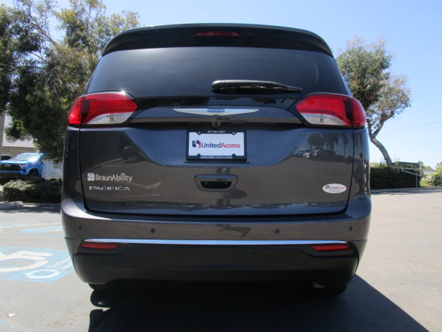 Used 2018 Chrysler Pacifica Touring L - BraunAbility Side Entry In Floor Automatic Ramp