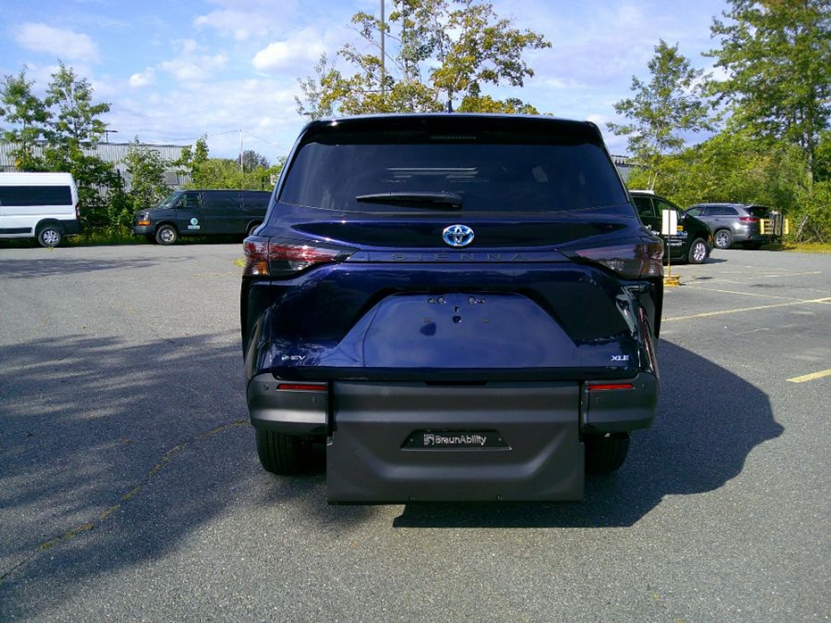 Blue Toyota Sienna image number 5
