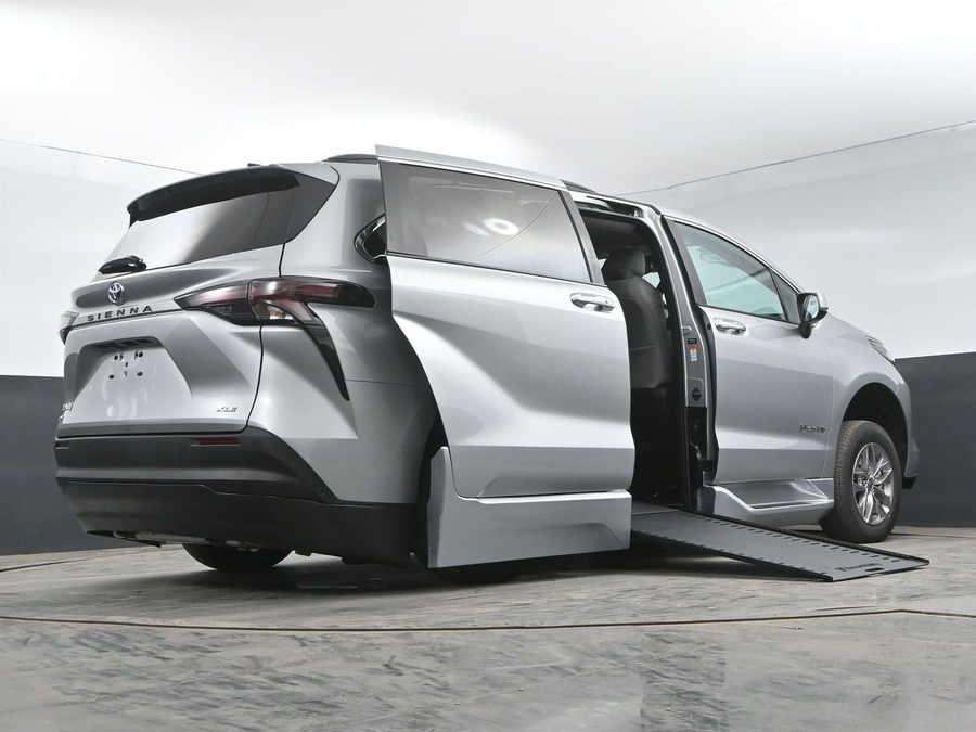 New 2025 Toyota Sienna Hybrid XLE Plus - BraunAbility Side Entry Entry In Floor Automatic Ramp