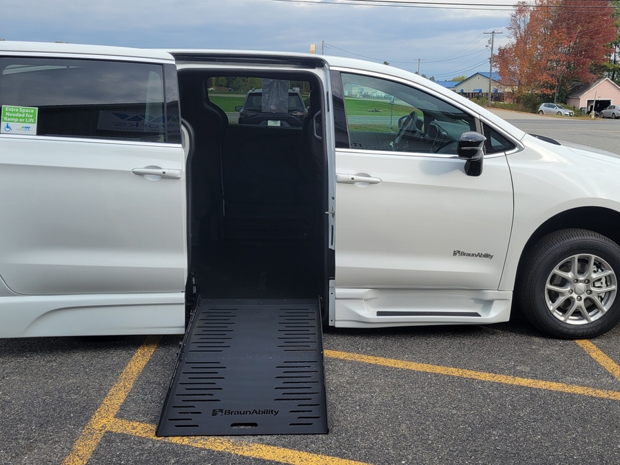 White Chrysler Pacifica image number 7