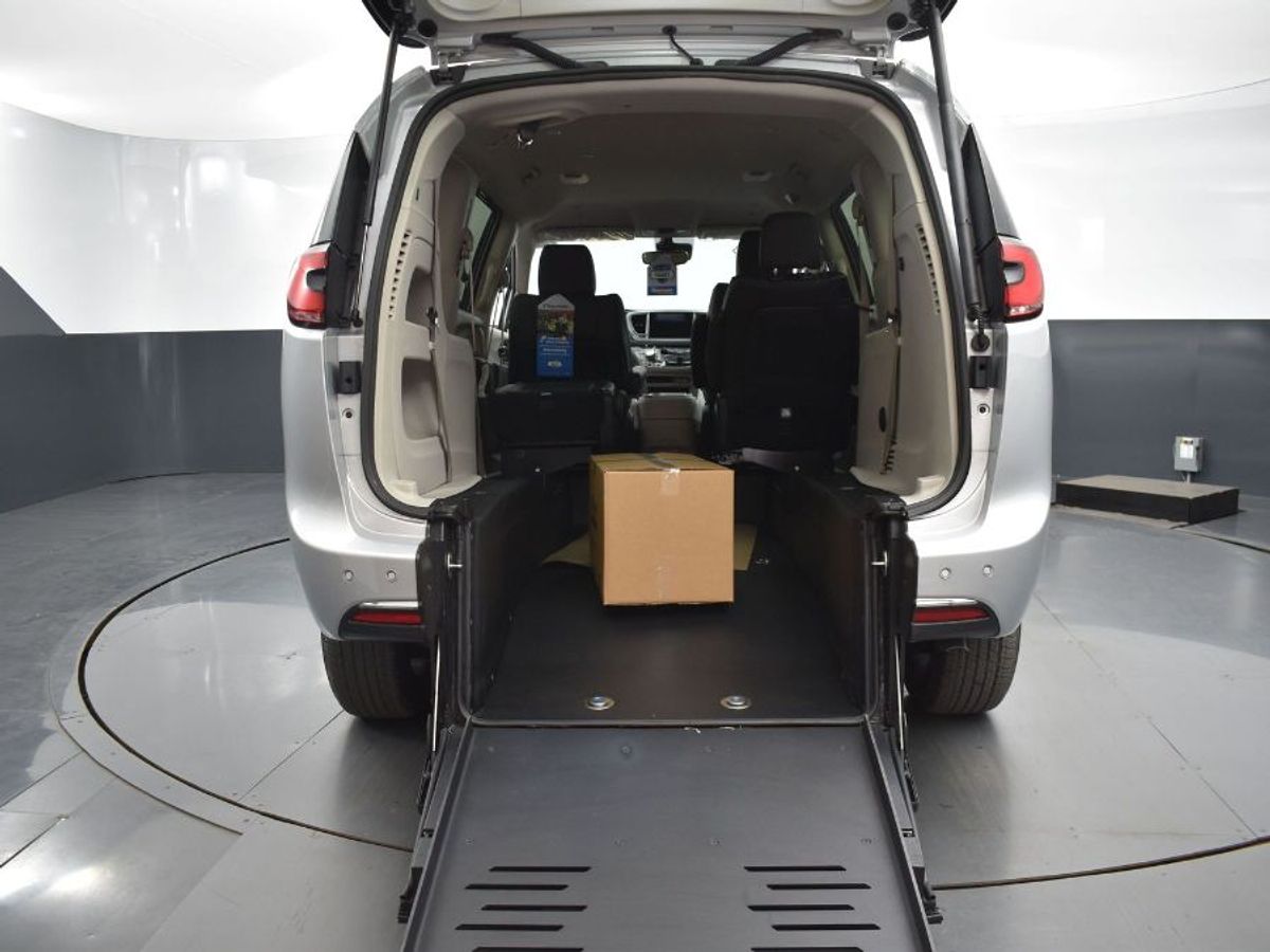 Silver Chrysler Pacifica image number 23