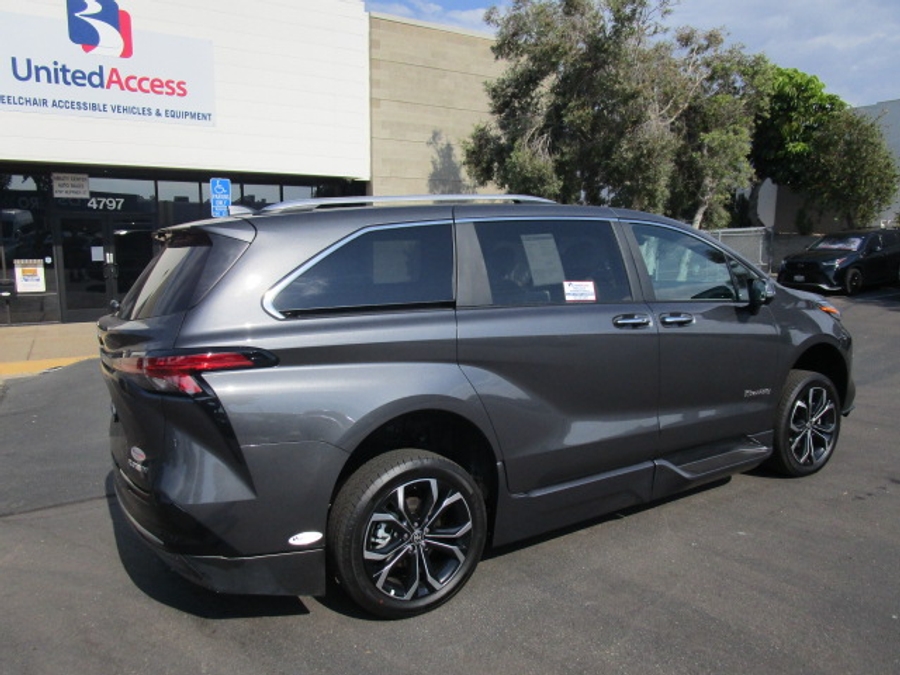 New 2025 Toyota Sienna Hybrid Platinum - BraunAbility Side Entry Entry Fold Out Automatic Ramp