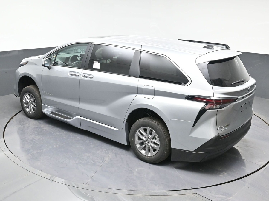 New 2025 Toyota Sienna Hybrid XLE Base - BraunAbility Side Entry Entry Fold Out Automatic Ramp