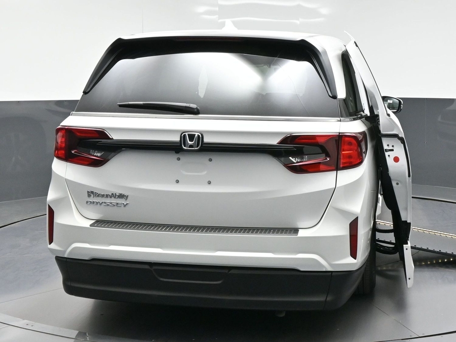 White Honda Odyssey image number 5
