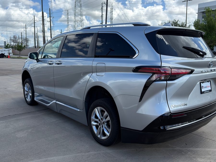 Used 2021 Toyota Sienna Hybrid Limited - BraunAbility Side Entry Fold Out Automatic Ramp
