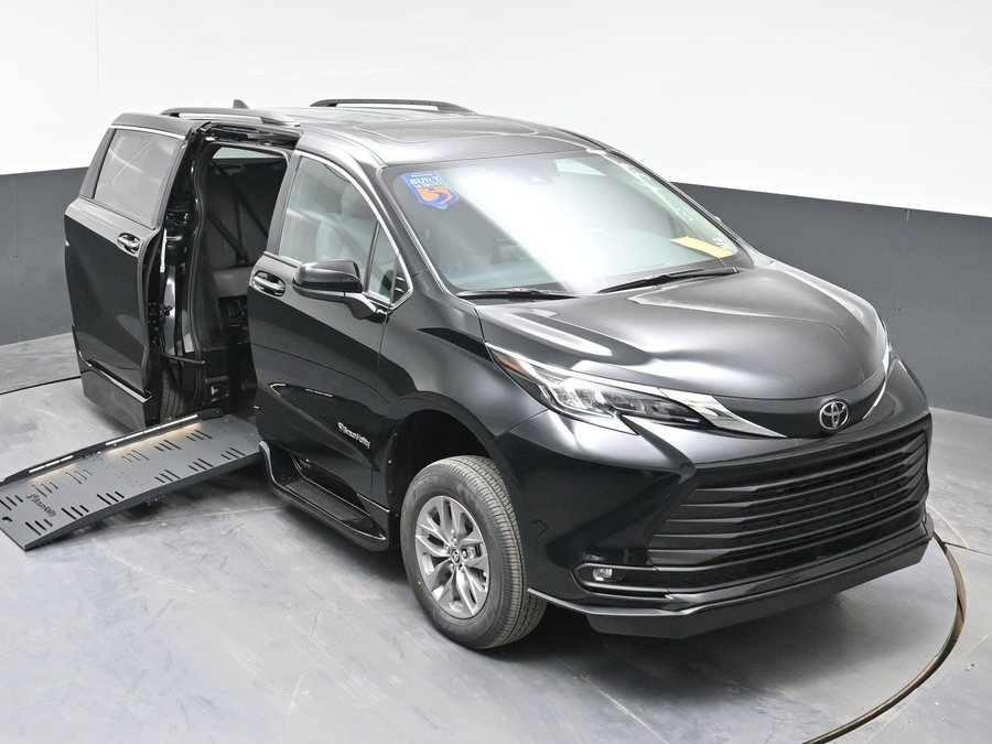 New 2026 Toyota Sienna Hybrid XLE Base - BraunAbility Side Entry Entry Fold Out Automatic Ramp