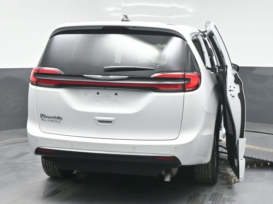 New 2025 Chrysler Pacifica Select Plus - BraunAbility Side Entry Entry In Floor Automatic Ramp