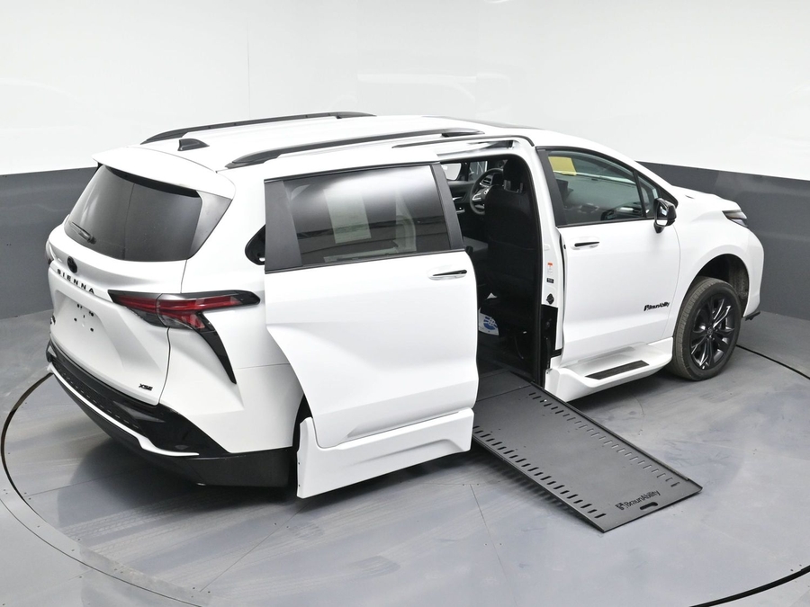 New 2025 Toyota Sienna Hybrid XSE Sport - BraunAbility Side Entry Entry In Floor Automatic Ramp