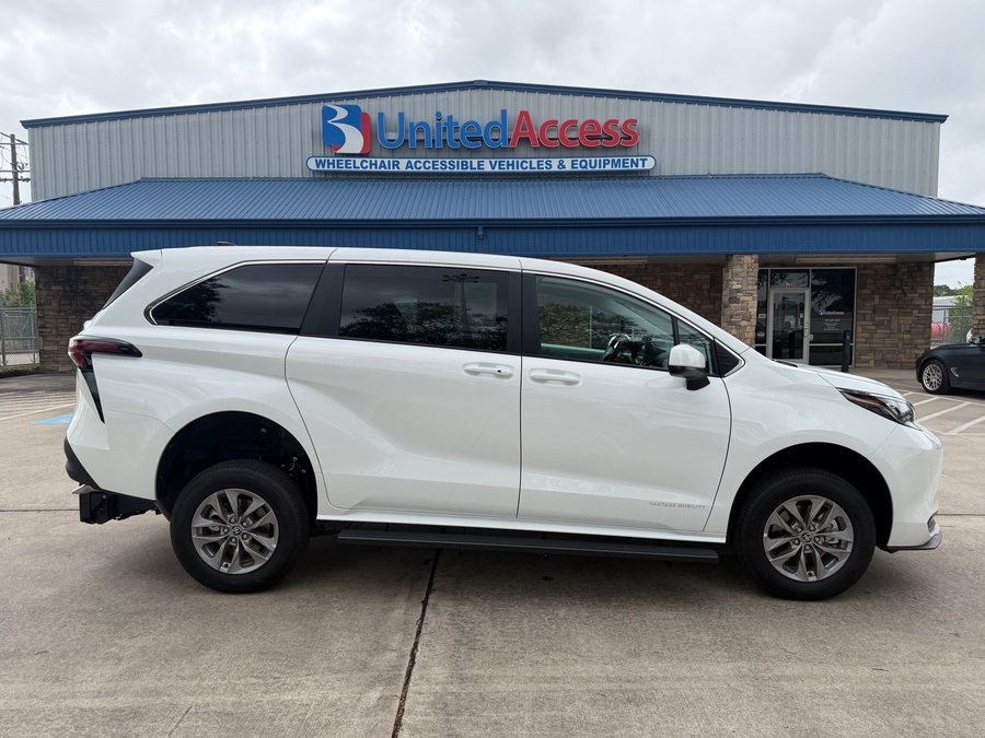 New 2026 Toyota Sienna Hybrid LE - Vantage Mobility Rear Entry Entry Fold Out Manual Ramp