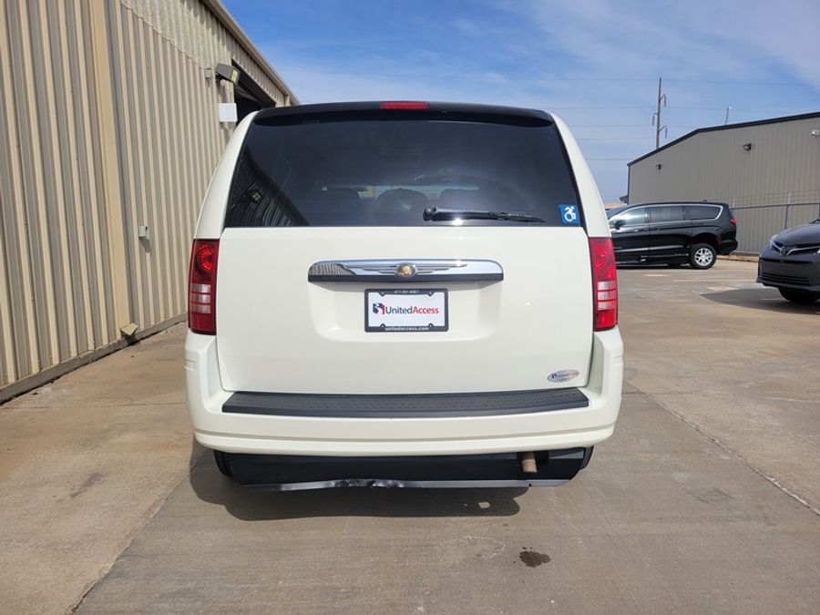 Used 2010 Chrysler Town and Country Touring - BraunAbility Side Entry Entry Fold Out Automatic Ramp